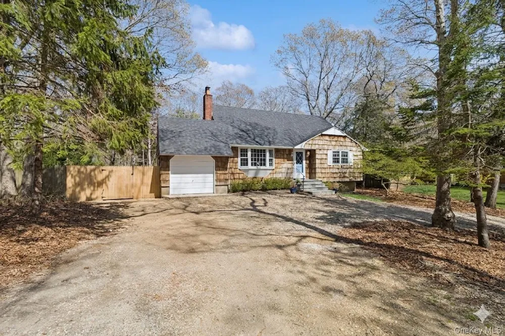 135 Pembroke Drive East Hampton, NY 11937