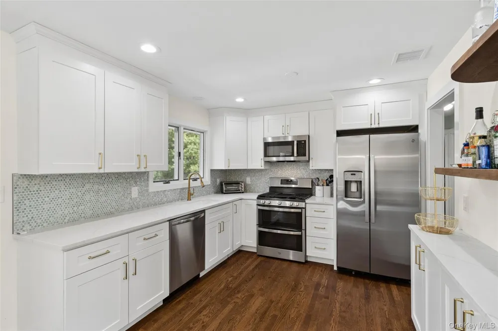 135 Pembroke Drive East Hampton, NY 11937