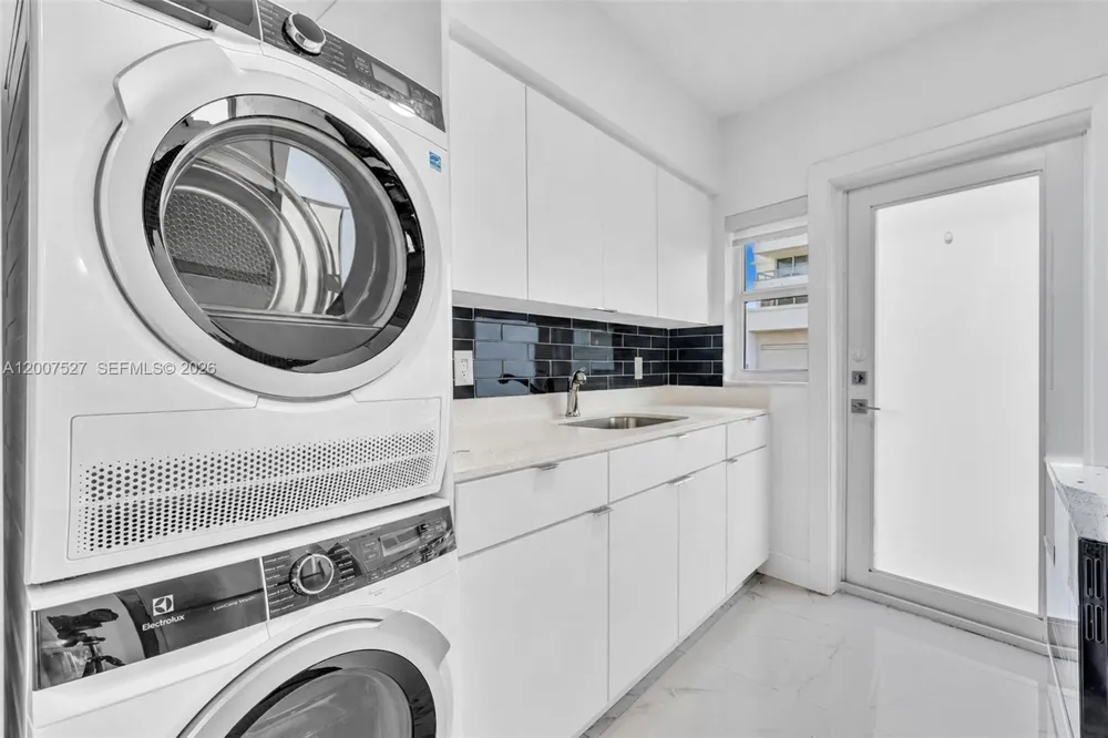 9200 E Bay Harbor Dr #1 Bay Harbor Islands, FL 33154