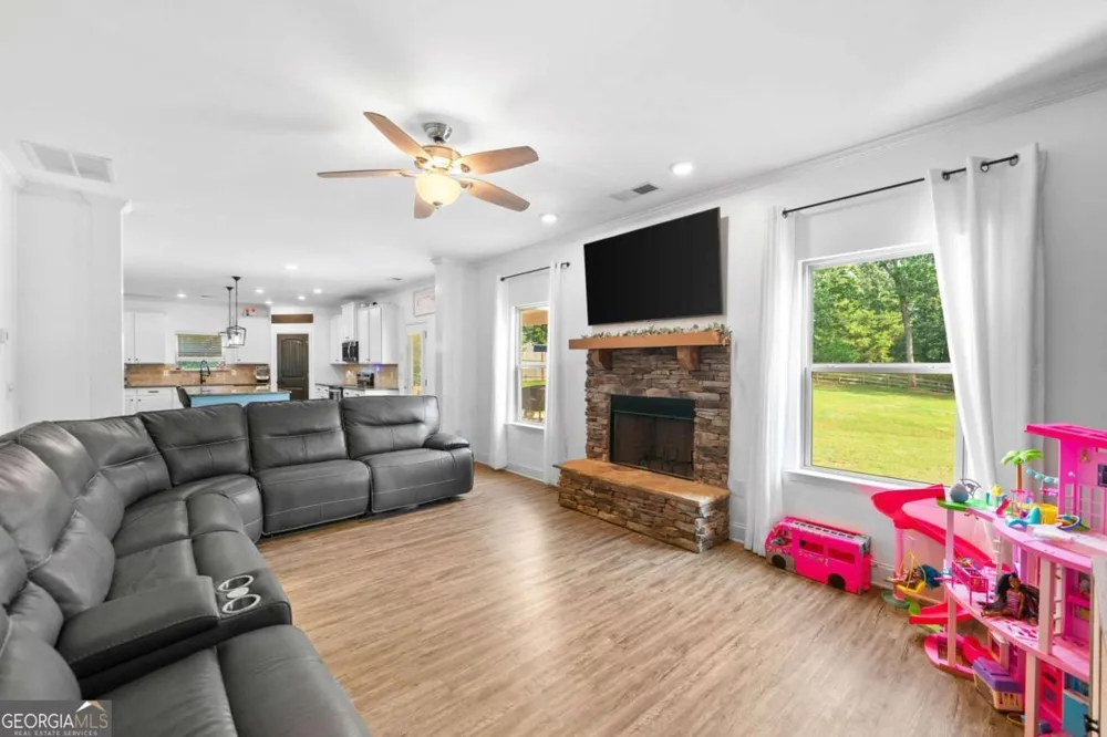 13 Four Feathers LN Rydal, GA 30171