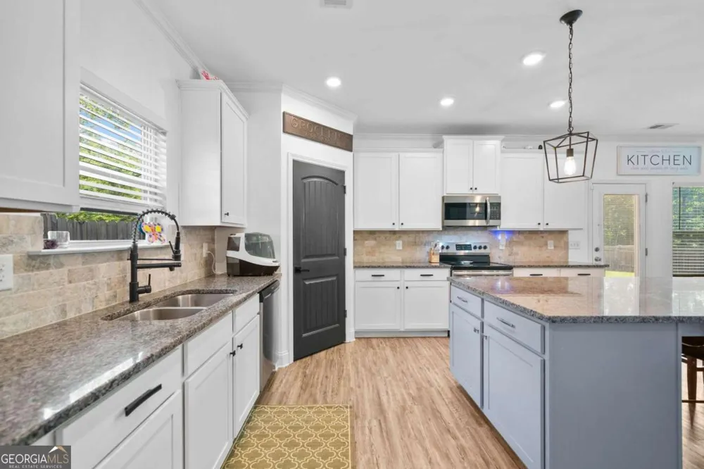 13 Four Feathers LN Rydal, GA 30171
