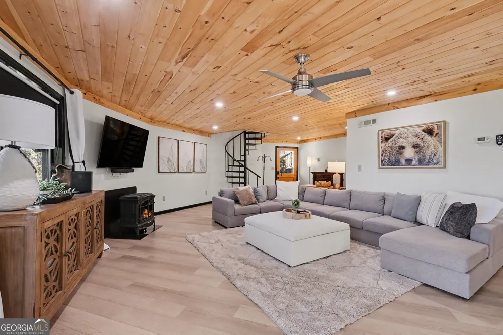 265 Pleasant Mountain DR Sky Valley, GA 30537