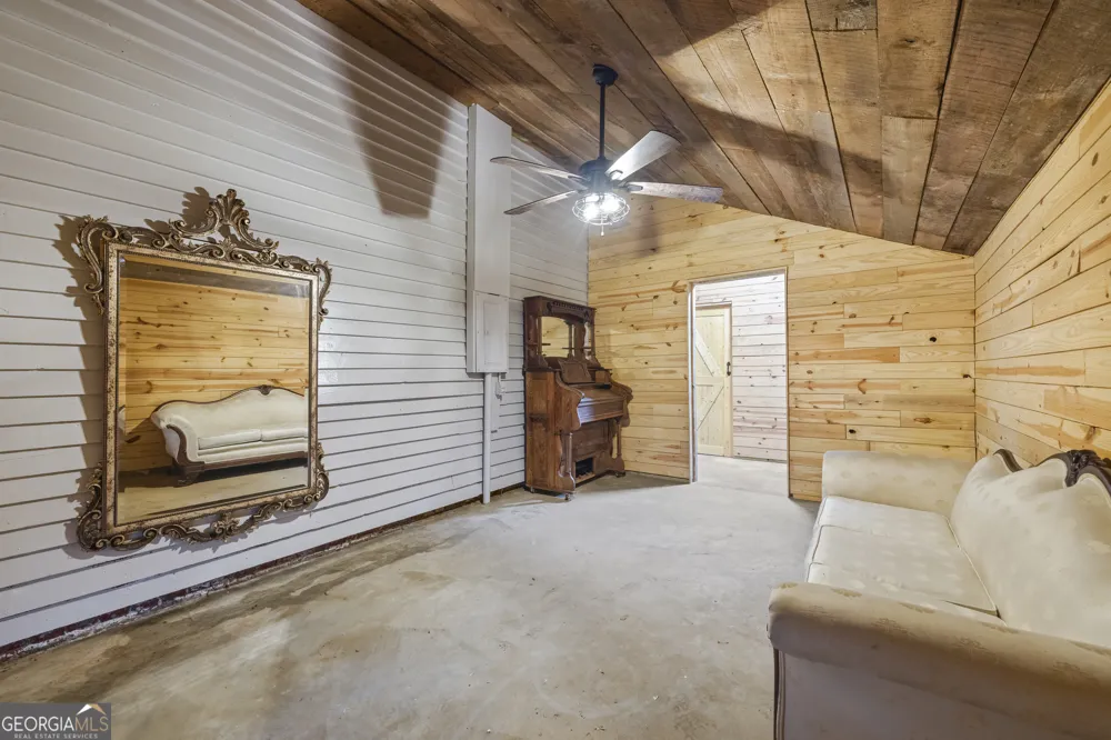 215 Hartwell RD Lavonia, GA 30553