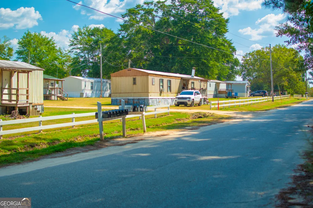 3023 Finch RD Millen, GA 30442