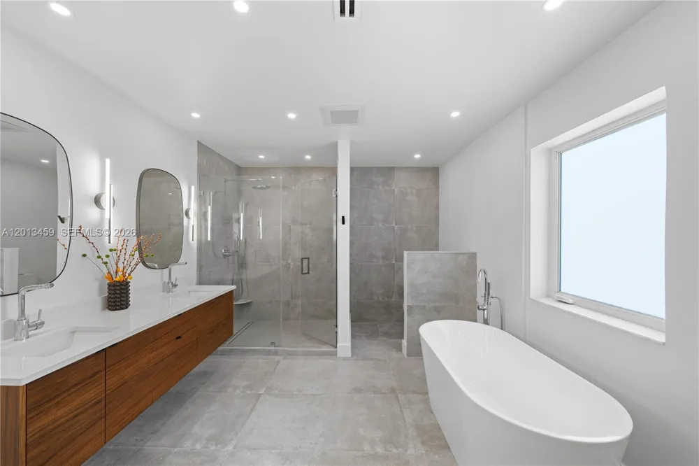 1281 S Venetian Way Miami, FL 33139