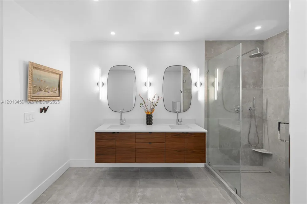 1281 S Venetian Way Miami, FL 33139