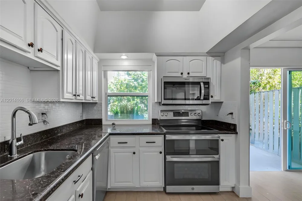 232 Sea View Dr #108 Key Biscayne, FL 33149