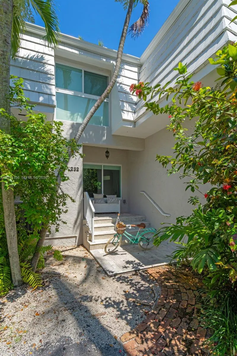 232 Sea View Dr #108 Key Biscayne, FL 33149
