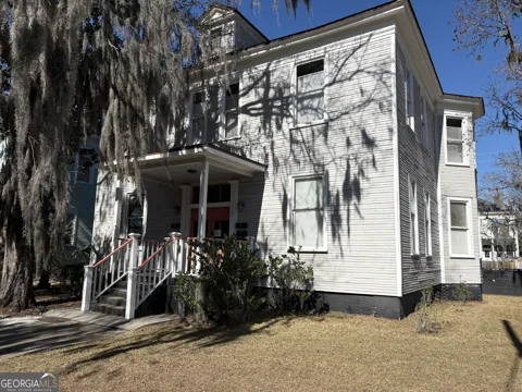 836 E Henry ST