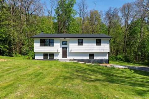 15 Larissa Lane