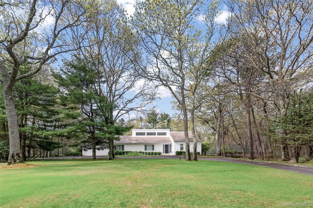 1 Whippoorwill Lane East Quogue, NY 11942