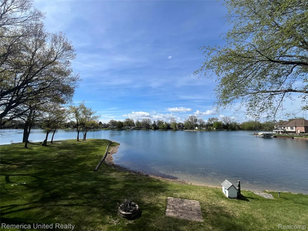 4533 Horseshoe Drive Waterford Charter Township, MI 48328