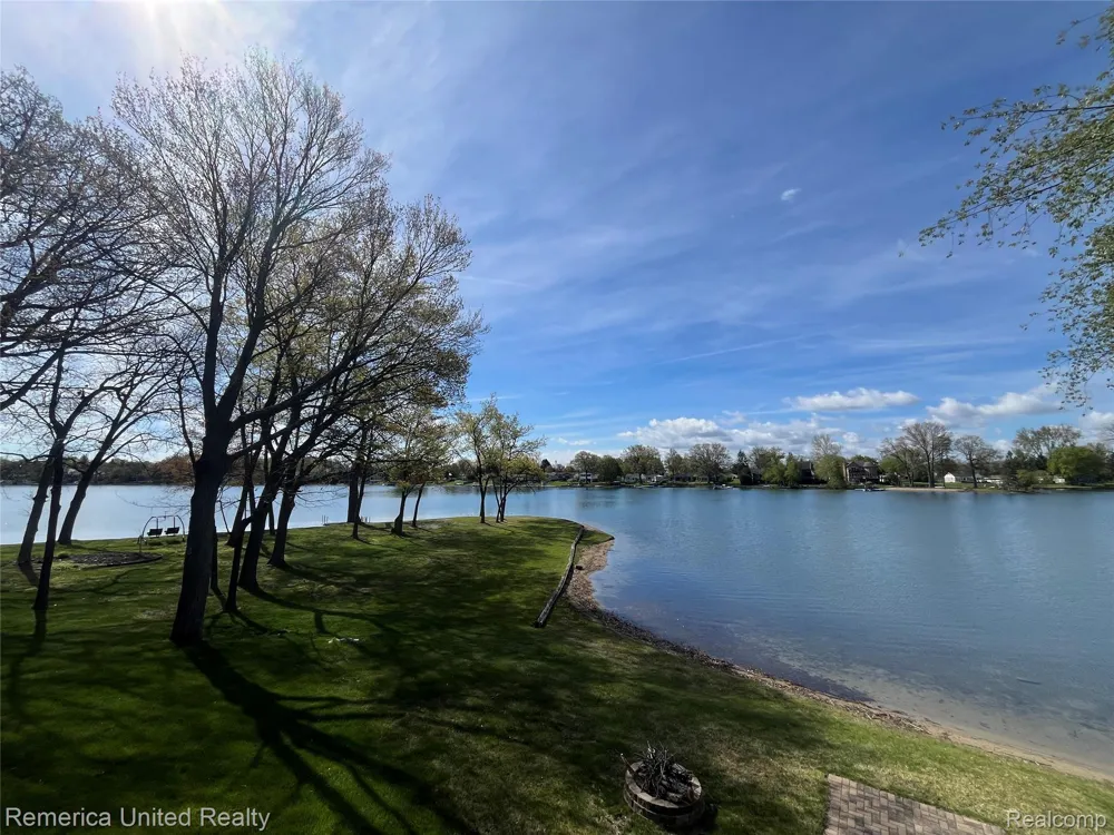 4533 Horseshoe Drive Waterford Charter Township, MI 48328
