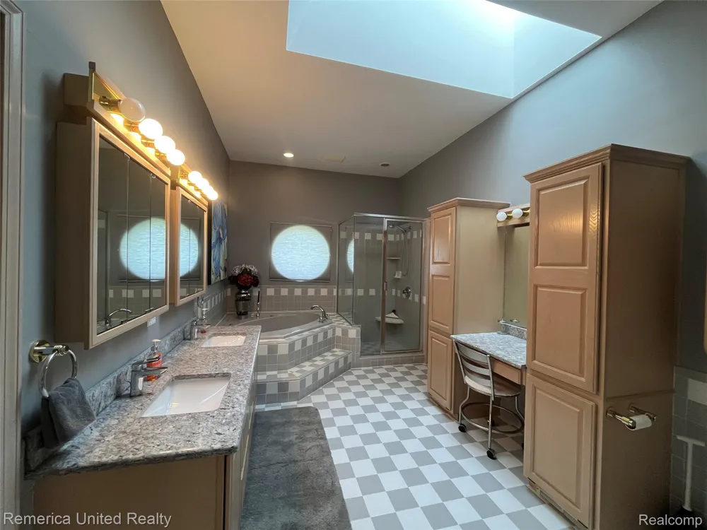 4533 Horseshoe Drive Waterford Charter Township, MI 48328