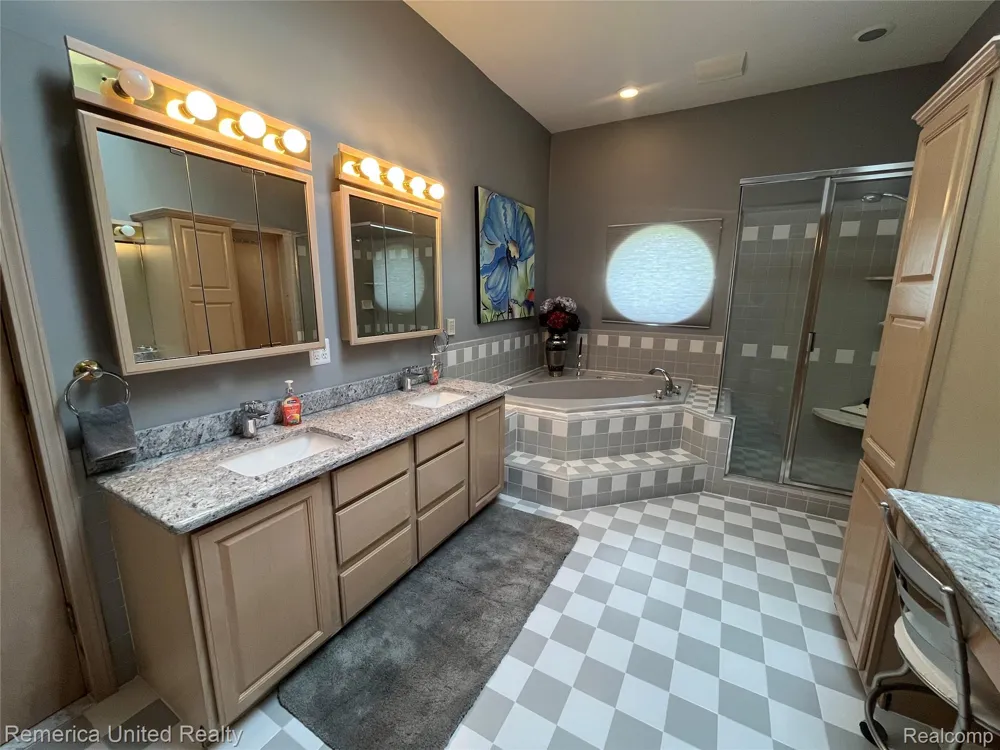 4533 Horseshoe Drive Waterford Charter Township, MI 48328