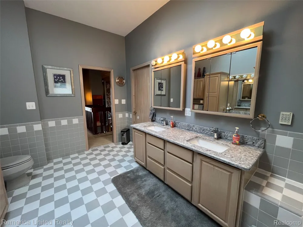 4533 Horseshoe Drive Waterford Charter Township, MI 48328