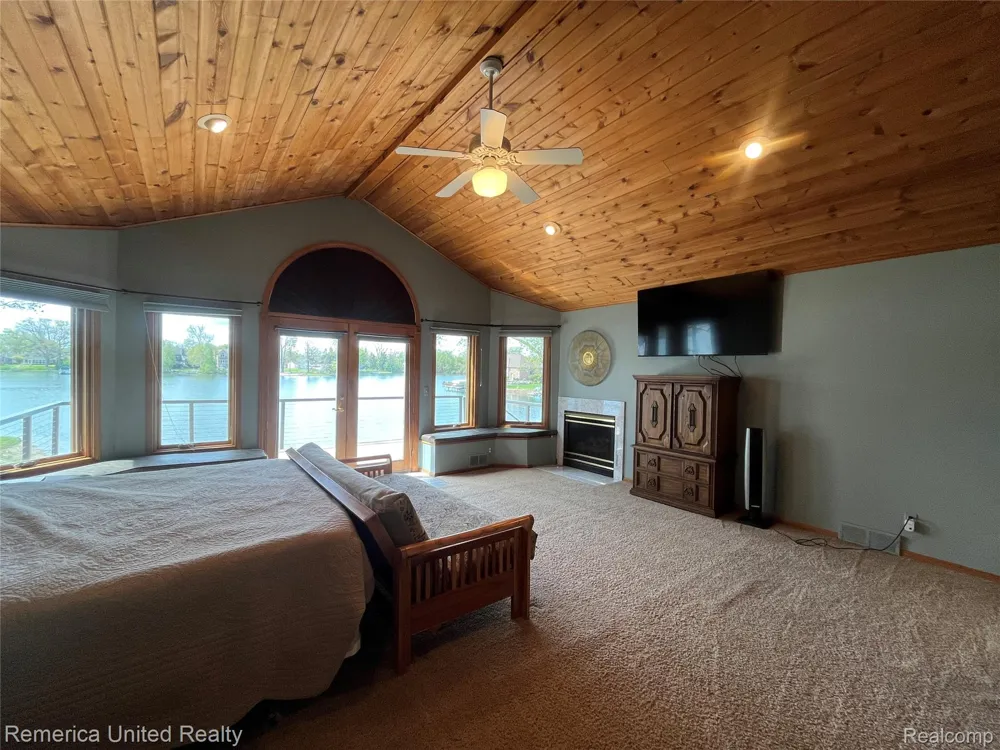 4533 Horseshoe Drive Waterford Charter Township, MI 48328