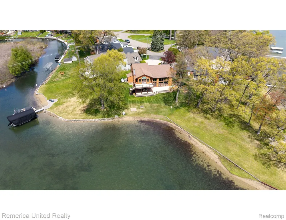 4533 Horseshoe Drive Waterford Charter Township, MI 48328