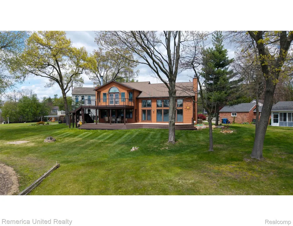4533 Horseshoe Drive Waterford Charter Township, MI 48328