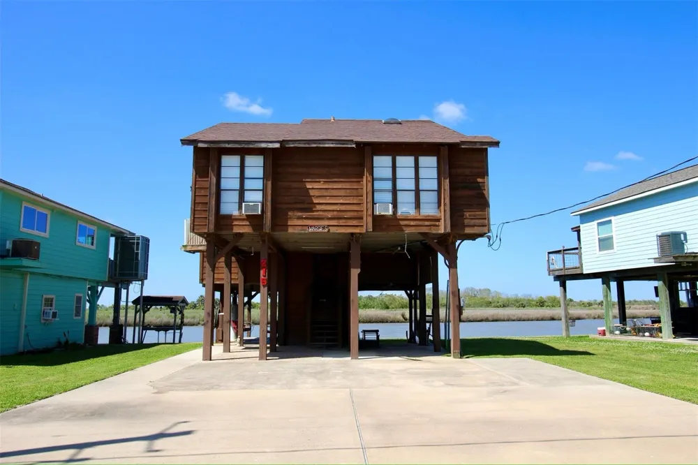 215 Redfish Drive Freeport, TX 77541
