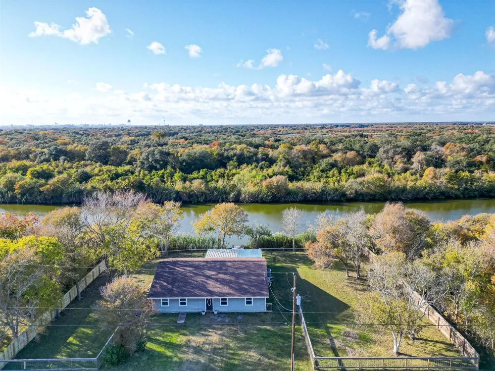 1910 Duncan Drive Oyster Creek, TX 77541