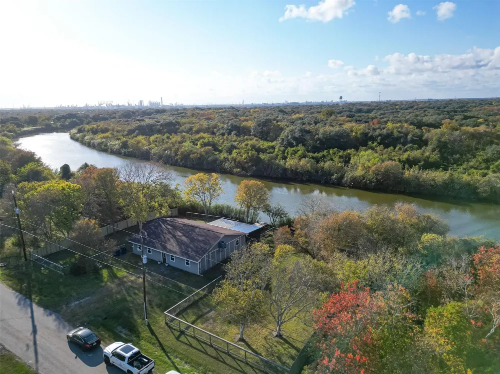 1910 Duncan Drive Oyster Creek, TX 77541
