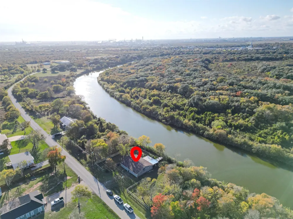1910 Duncan Drive Oyster Creek, TX 77541