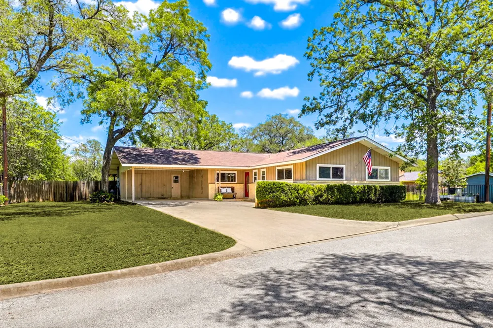 125 Glendale Street Luling, TX 78648