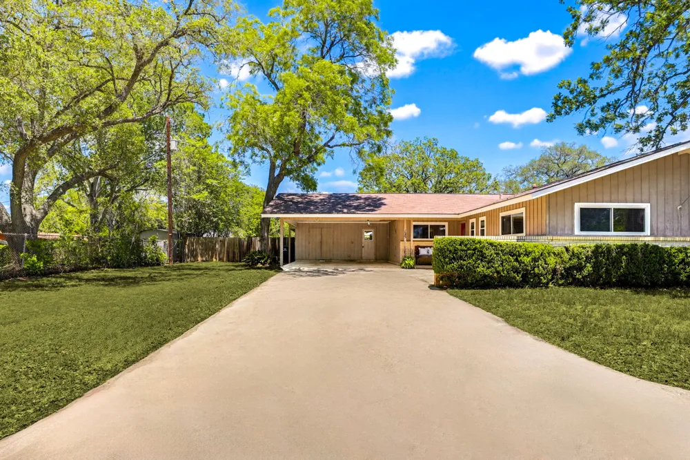 125 Glendale Street Luling, TX 78648