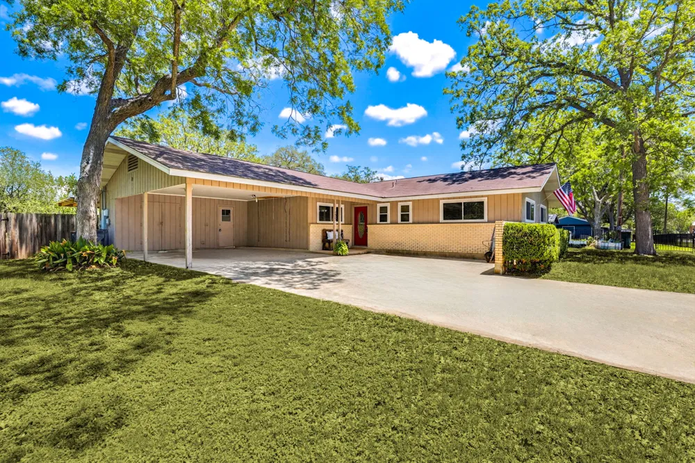 125 Glendale Street Luling, TX 78648