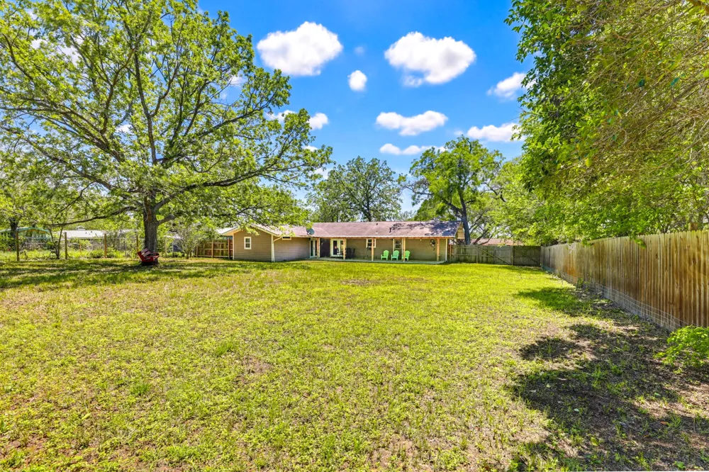125 Glendale Street Luling, TX 78648