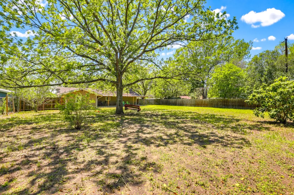 125 Glendale Street Luling, TX 78648