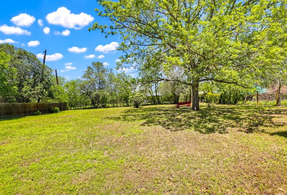 125 Glendale Street Luling, TX 78648