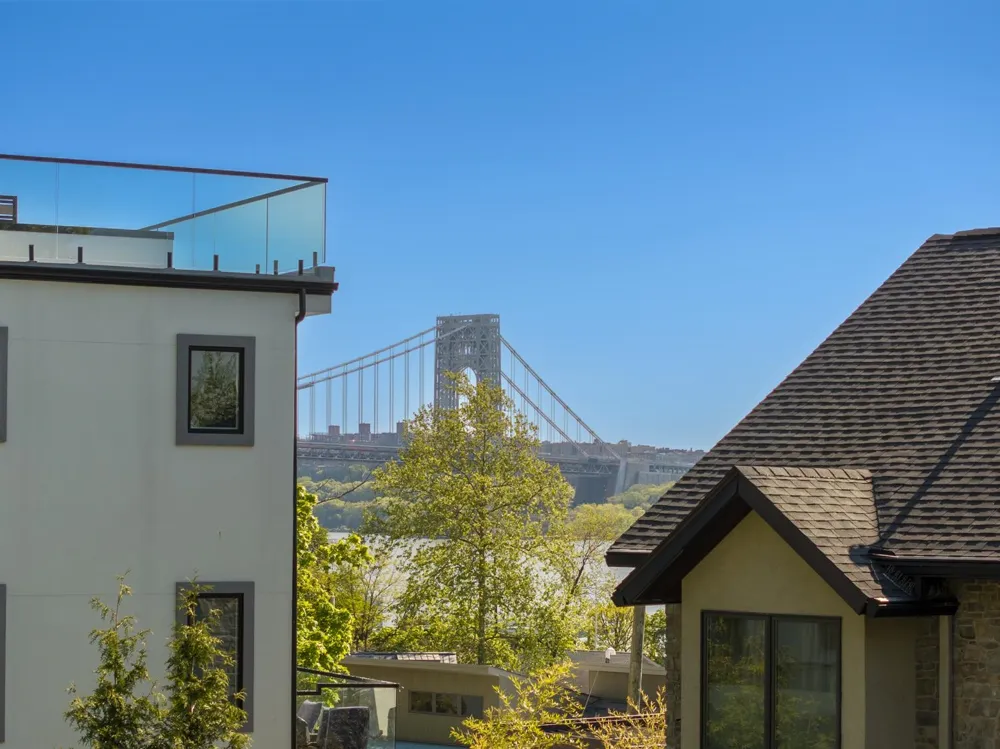 5 VISTA LANE Edgewater, NJ 07020
