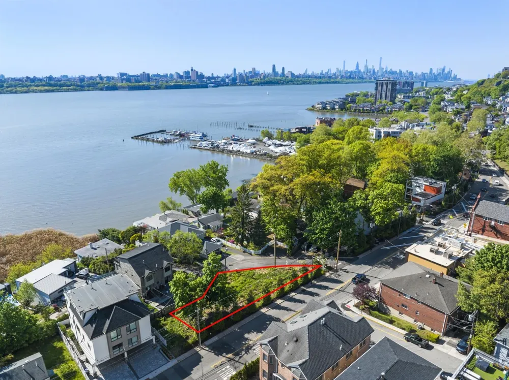 5 VISTA LANE Edgewater, NJ 07020