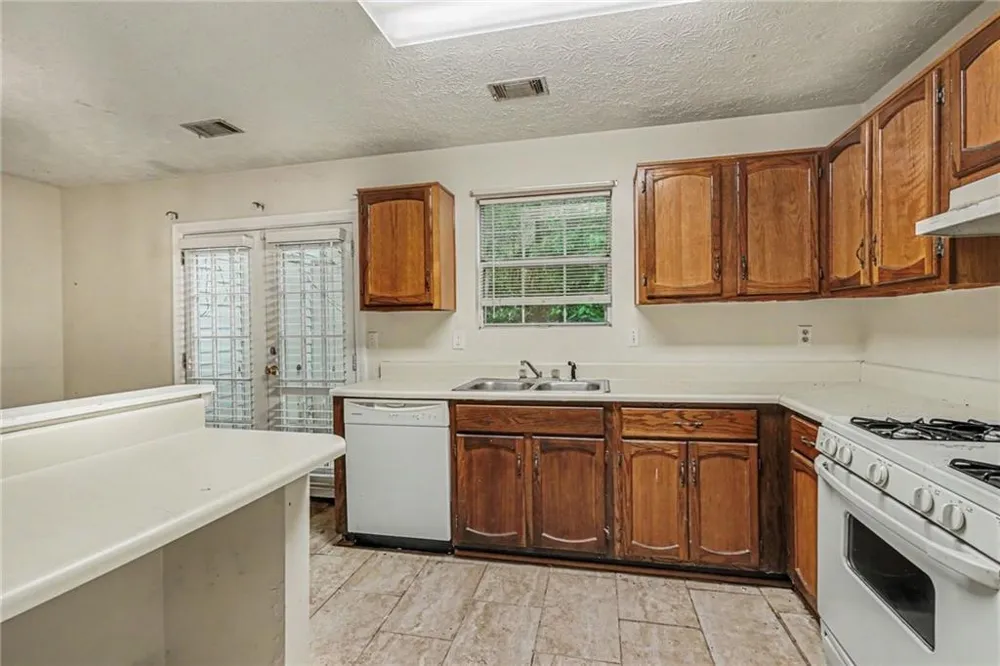 5670 Wells Circle Stone Mountain, GA 30087