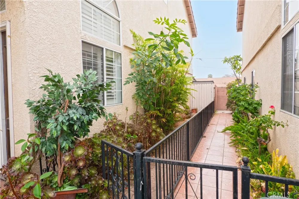 4754 Santa Ana Cudahy, CA 90201