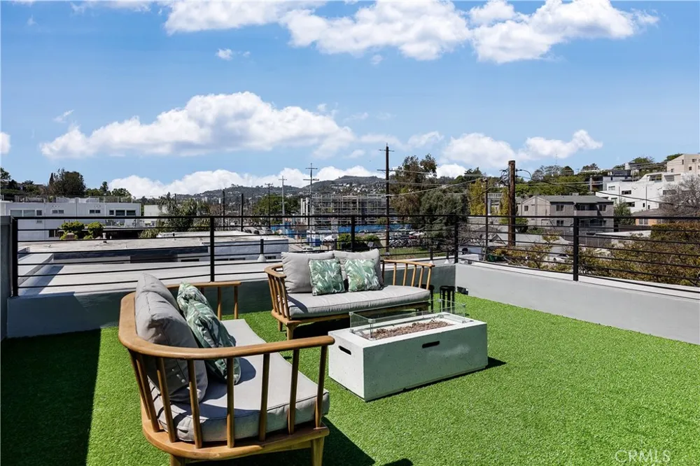 2822 Rowena Silver Lake, CA 90039