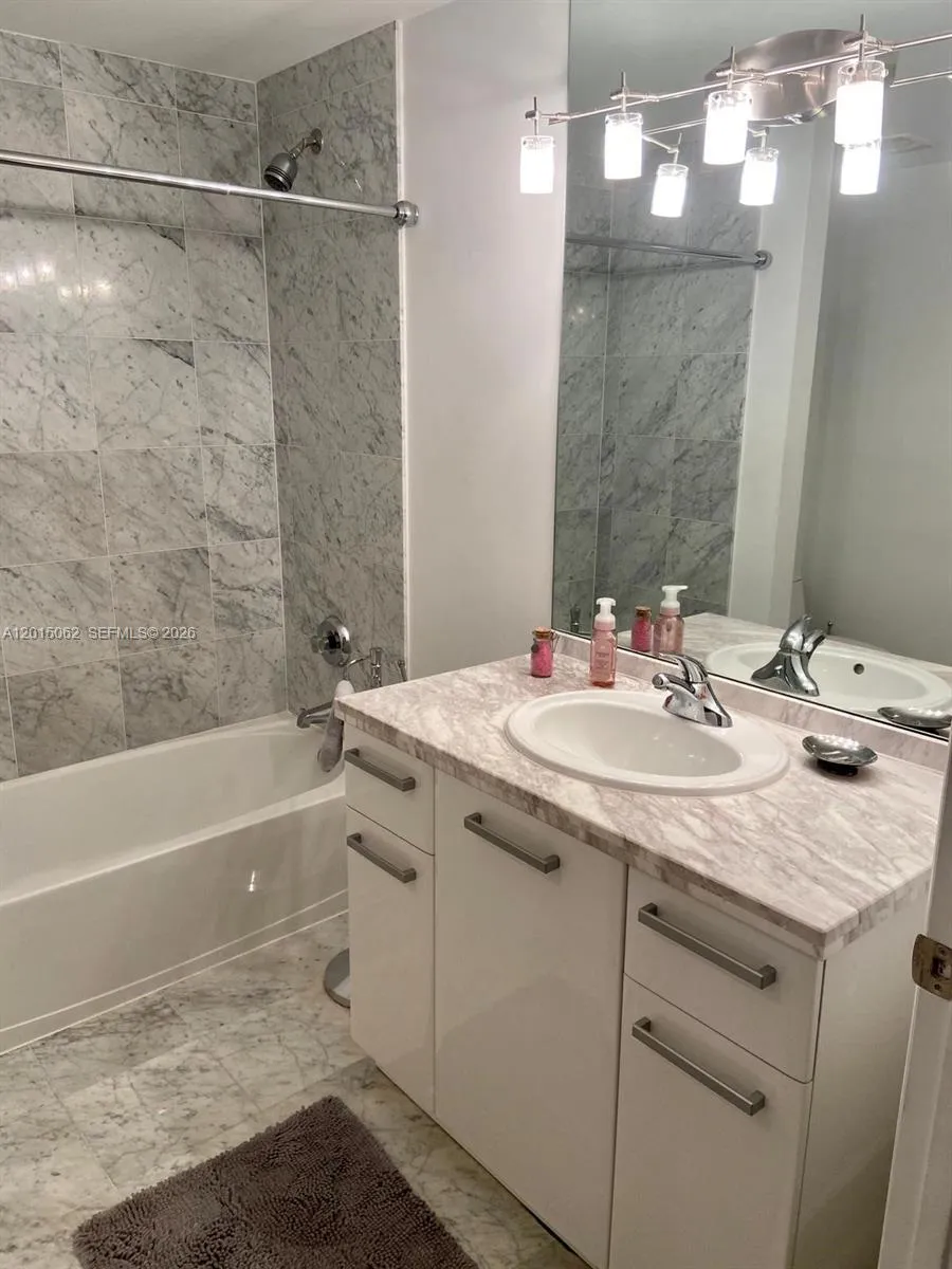 253 NE 2nd St #312 Miami, FL 33132