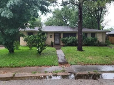 2109 Oaks Drive