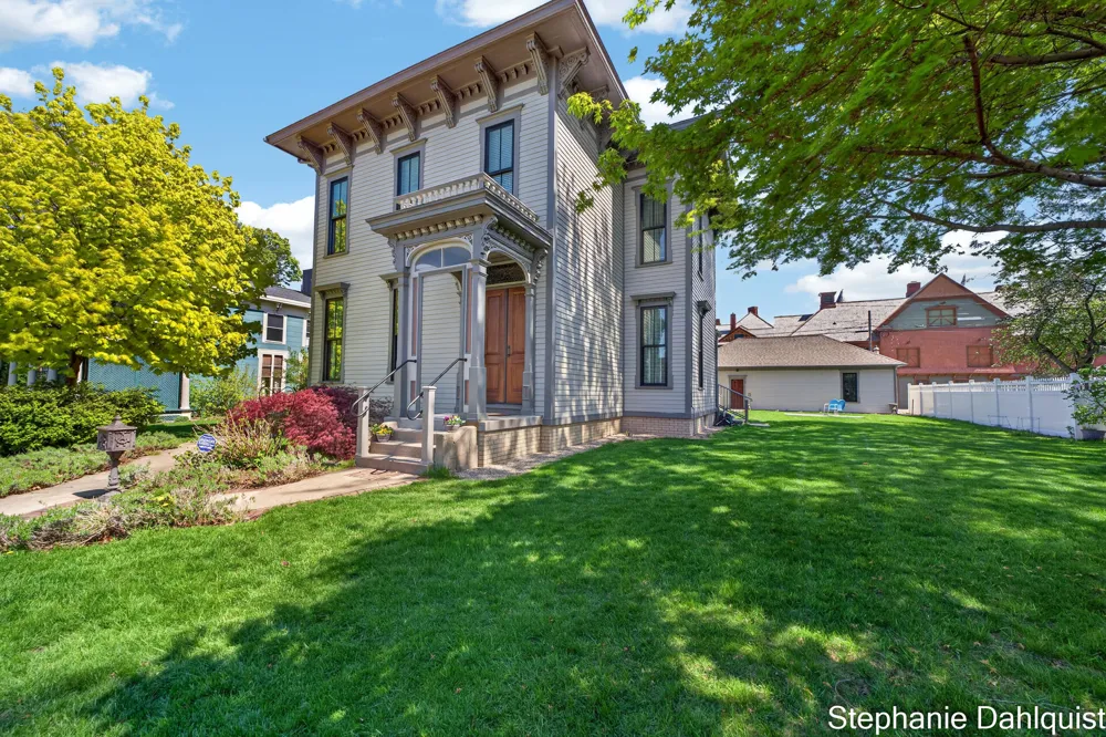 511 W Clay Avenue Muskegon, MI 49440