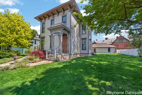 511 W Clay Avenue