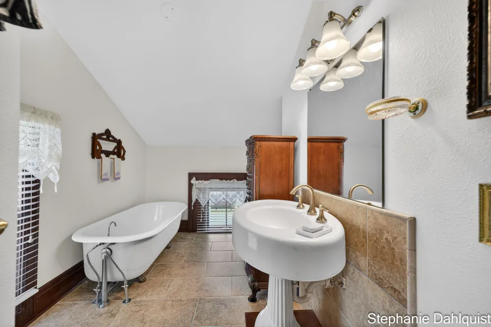 511 W Clay Avenue Muskegon, MI 49440