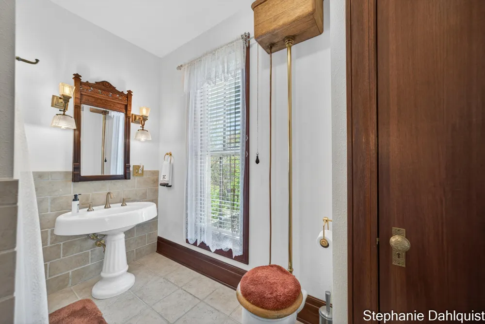 511 W Clay Avenue Muskegon, MI 49440