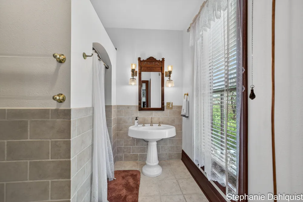 511 W Clay Avenue Muskegon, MI 49440