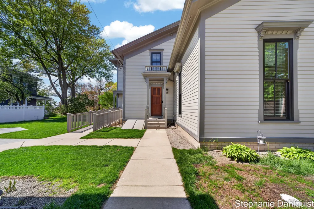 511 W Clay Avenue Muskegon, MI 49440