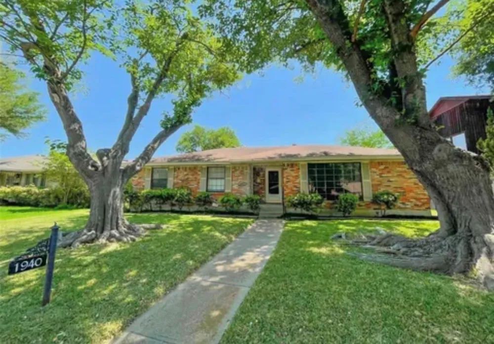 1940 Shady Glen Lane Dallas, TX 75232