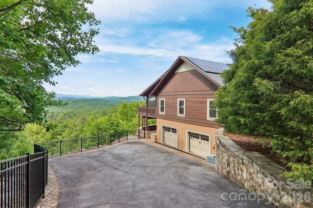 1072 Corsica Lane Saluda, NC 28773