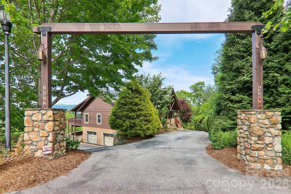1072 Corsica Lane Saluda, NC 28773