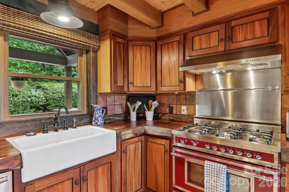 1072 Corsica Lane Saluda, NC 28773